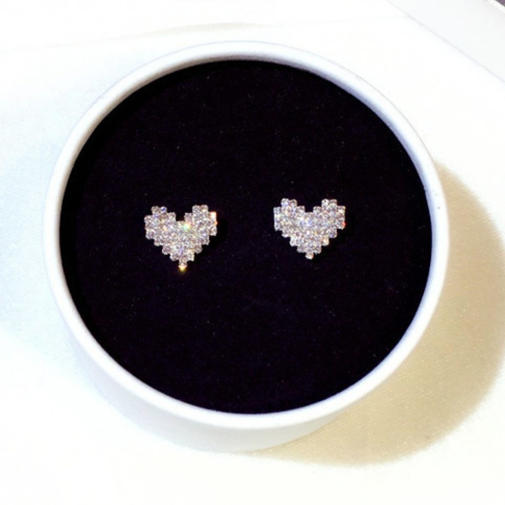 *NEW 18K White Gold Diamond Pave Heart Earrings Z - Picture 5 of 7